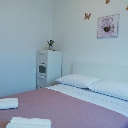 וויס Apartment Pecarevic - A Holiday With A Stunning View מראה חיצוני תמונה