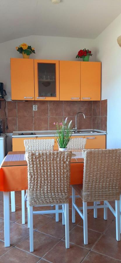 וויס Apartment Pecarevic - A Holiday With A Stunning View מראה חיצוני תמונה